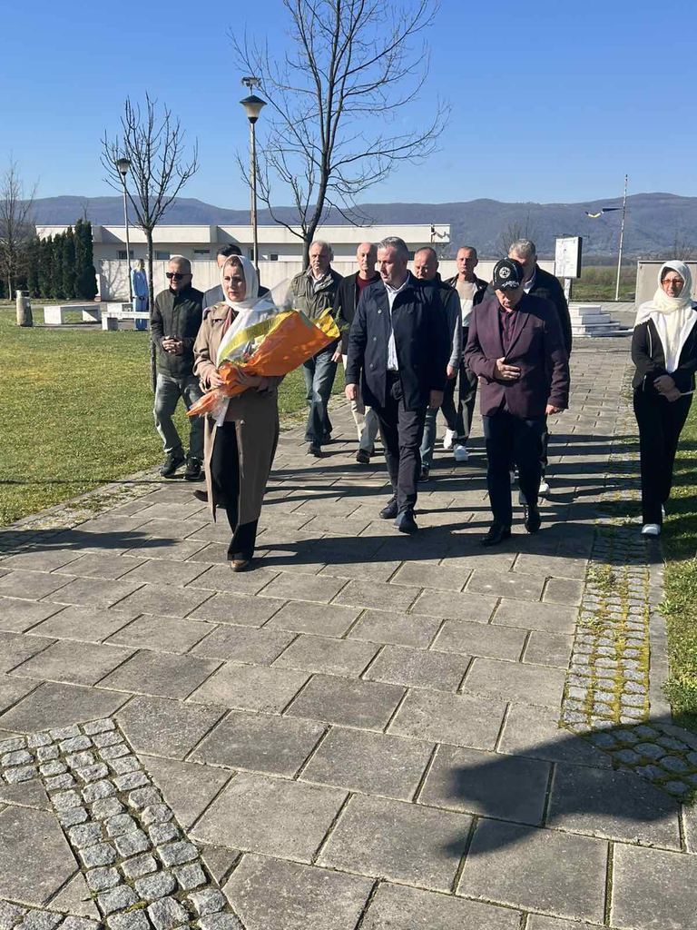 Odana počast i položeno cvijeće na mezarjima u Podrinju