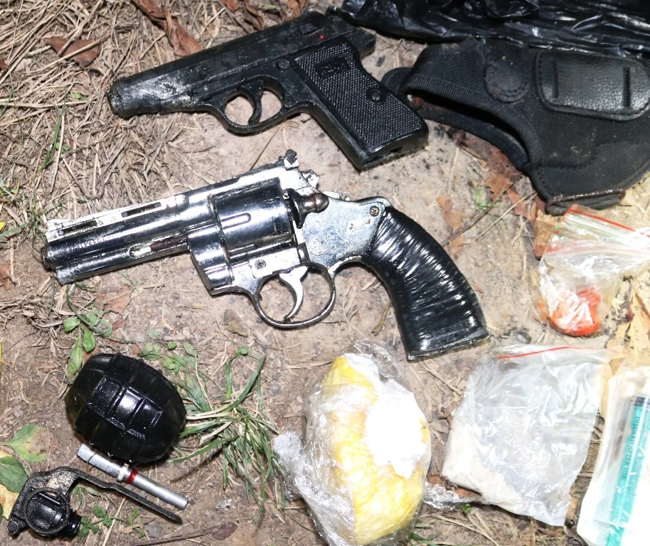 Uprava policije MUP TK - Pretres u Gradačcu, pronađena veća količina oružja, eksplozivnih sredstava i municije