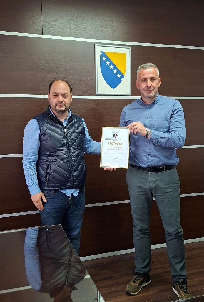 Ministru unutrašnjih poslova Tuzlanskog kantona uručeno priznanje za zasluge u poboljšanju statusa romskog naroda